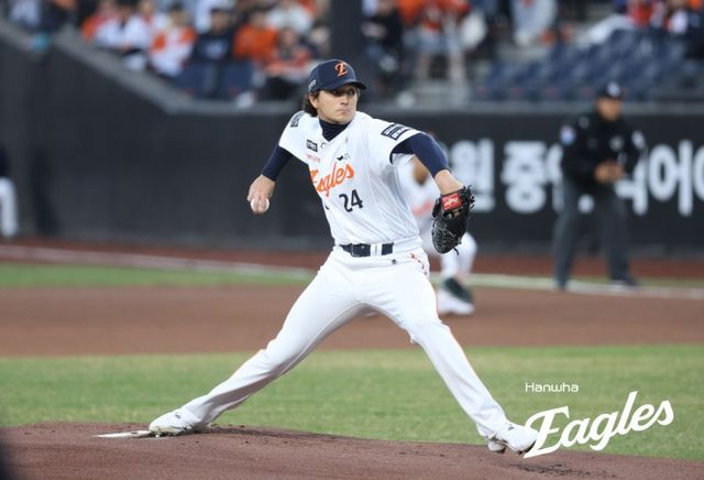 한화 이글스가 KBO리그 데뷔전에서 수비 도중 햄스트링 근육 파열로 6주 이상 장기 이탈한 외국인 투수 오웬 화이트 대신 잭 쿠싱을 6주 임시 대체 투수로 영입했다. 잭 쿠싱은 오는 5일 새벽 입국해 메디컬 테스트를 거친 뒤 팀에 합류할 예정이다. 이르면 다음 주말 등판 KBO리그 데뷔전이 예상된다. 한화 이글스