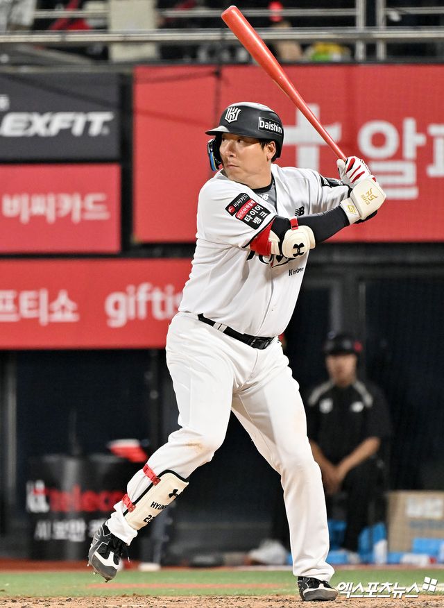 KT 위즈 베테랑 타자 김현수가 4일 수원 KT위즈파크에서 열린 2026 신한 SOL KBO리그 삼성 라이온즈와의 팀 간 2차전에서 2회말 2타점 2루타를 기록했다. 사진 엑스포츠뉴스 DB