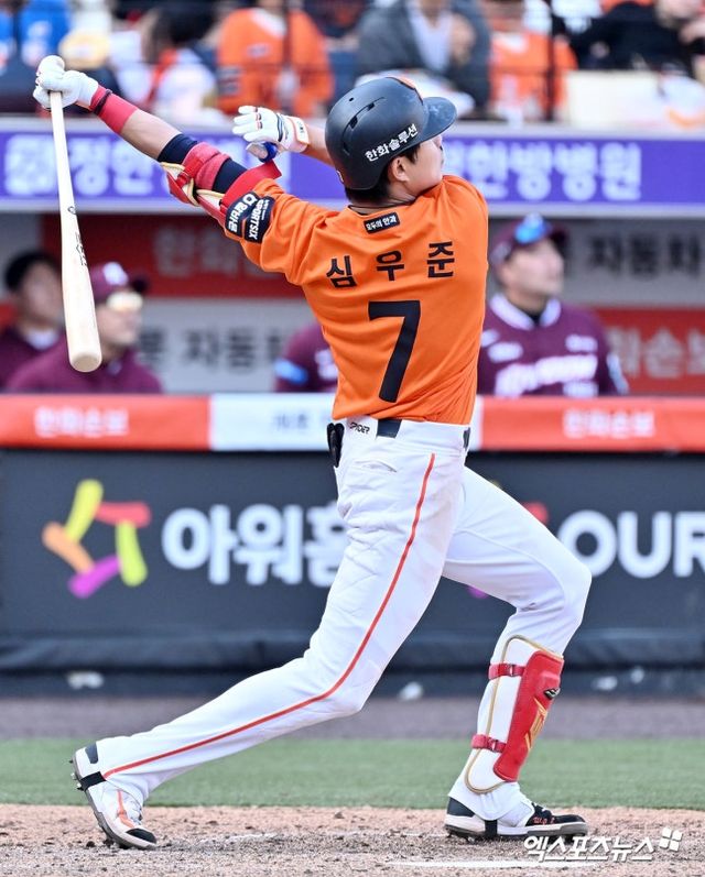 한화 이글스가 4일 수비 도중 햄스트링 근육 파열로 장기 이탈한 외국인 투수 오웬 화이트의 임시 대체 외국인 투수로 잭 쿠싱을 영입했다고 공식 발표했다. 한화 김경문 감독은 잭 쿠싱의 합류를 반기면서 다음 주말 등판 가능성에 대해선 말을 아꼈다. 한화는 오는 5일 잠실 두산 베어스전에서 대체 선발 한 자리를 채워야 한다. 한화는 4일 경기 선발 라인업에서 주전 유격수 심우준을 빼고 이도윤의 이름을 넣었다. 심우준은 왼쪽 내전근 통증으로 경기 후반 대수비로 출전할 전망이다. 엑스포츠뉴스 DB