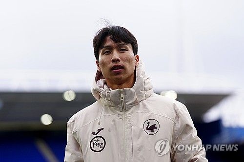 대한민국 국가대표 윙어 엄지성(스완지시티)이 약 3개월 만에 골맛을 봤다. 스완지 시티는 3일(한국시간) 영국 셰필드의 브래몰 레인에서 열린 셰필드 유나이티드와의 2025-2026 잉글랜드 챔피언십(2부) 40라운드 원정 경기에서 난타전 끝에 3-3 무승부를 거뒀다. 이날 교체로 나와 후반 37분에 스코어 3-3을 만드는 동점골을 터트린 엄지성은 득점에 성공한 후 한국 축구 국가대표팀 주장 손흥민(LAFC)의 '찰칵 세리머니'를 하면서 화제가 됐다. 연합뉴스