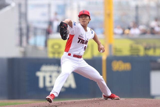 4일 오후 광주-KIA챔피언스필드에서 열린 '2026 신한 SOL KBO리그' NC 다이노스와 KIA 타이거즈의 경기, KIA 선발 이의리가 공을 힘차게 던지고 있다. KIA 타이거즈