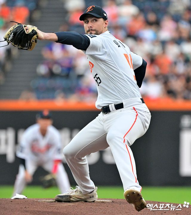 지난 시즌까지 KBO 한화 이글스에서 활약하던 우완투수 라이언 와이스(휴스턴 애스트로스)가 2경기 구원 등판해 연속 호투를 펼쳤다. 와이스는 4일(한국시간) 미국 캘리포니아주 웨스트 새크라멘토의 서터 헬스 파크에서 열린 2026 미국 메이저리그(MLB) 애슬레틱스과의 맞대결에서 6회말 구원 등판해 3이닝 38구 3피안타 2탈살짐 무사사구 무실점을 기록했다. 최근 2경기 연속 무실점 쾌투를 펼치면서 시즌 평균자책점을 1.50점까지 내렸다. 엑스포츠뉴스DB