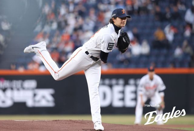 한화 이글스가 4일 수비 도중 햄스트링 근육 파열로 장기 이탈한 외국인 투수 오웬 화이트의 임시 대체 외국인 투수로 잭 쿠싱을 영입했다고 공식 발표했다. 한화 김경문 감독은 잭 쿠싱의 합류를 반기면서 다음 주말 등판 가능성에 대해선 말을 아꼈다. 한화는 오는 5일 잠실 두산 베어스전에서 대체 선발 한 자리를 채워야 한다. 한화는 4일 경기 선발 라인업에서 주전 유격수 심우준을 빼고 이도윤의 이름을 넣었다. 심우준은 왼쪽 내전근 통증으로 경기 후반 대수비로 출전할 전망이다. 한화 이글스