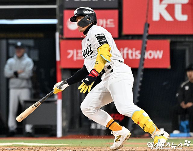 KT 위즈 외야수 안현민이 4일 수원 KT위즈파크에서 열린 2026 신한 SOL KBO리그 삼성 라이온즈와의 팀 간 2차전에서 7회말 솔로 홈런을 기록했다. 사진 엑스포츠뉴스 DB