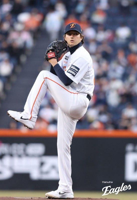 한화 이글스가 KBO리그 데뷔전에서 수비 도중 햄스트링 근육 파열로 6주 이상 장기 이탈한 외국인 투수 오웬 화이트 대신 잭 쿠싱을 6주 임시 대체 투수로 영입했다. 잭 쿠싱은 오는 5일 새벽 입국해 메디컬 테스트를 거친 뒤 팀에 합류할 예정이다. 이르면 다음 주말 등판 KBO리그 데뷔전이 예상된다. 한화 이글스