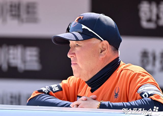 한화 이글스가 4일 수비 도중 햄스트링 근육 파열로 장기 이탈한 외국인 투수 오웬 화이트의 임시 대체 외국인 투수로 잭 쿠싱을 영입했다고 공식 발표했다. 한화 김경문 감독은 잭 쿠싱의 합류를 반기면서 다음 주말 등판 가능성에 대해선 말을 아꼈다. 한화는 오는 5일 잠실 두산 베어스전에서 대체 선발 한 자리를 채워야 한다. 한화는 4일 경기 선발 라인업에서 주전 유격수 심우준을 빼고 이도윤의 이름을 넣었다. 심우준은 왼쪽 내전근 통증으로 경기 후반 대수비로 출전할 전망이다. 엑스포츠뉴스 DB