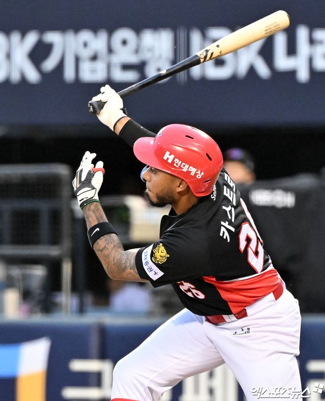31일 오후 서울 송파구 잠실야구장에서 열린 '2026 신한 SOL Bank KBO리그' KIA 타이거즈와 LG 트윈스의 경기, 1회초 1사 KIA 카스트로가 2루타를 날리고 있다. 엑스포츠뉴스 DB