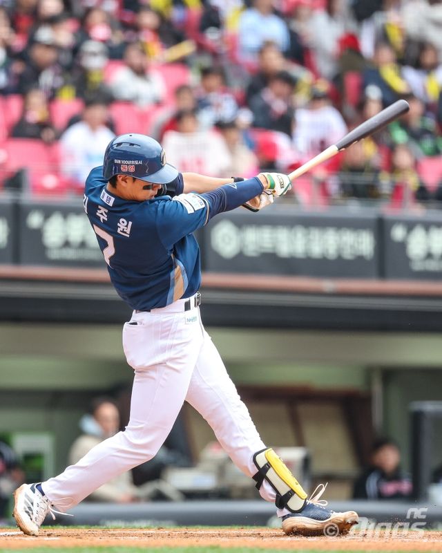 4일 오후 광주-KIA챔피언스필드에서 열린 '2026 신한 SOL KBO리그' NC 다이노스와 KIA 타이거즈의 경기, 1회초 무사 NC 김주원이 솔로홈런을 날리고 있다. NC 다이노스