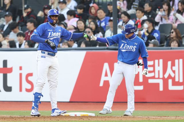 삼성 라이온즈 외국인 타자 르윈 디아즈(왼쪽)가 4일 수원 KT위즈파크에서 열린 2026 신한 SOL KBO리그 KT와의 팀 간 2차전에서 홈런 포함 4안타를 기록, 팀 4연승을 이끌었다. 사진 삼성 라이온즈
