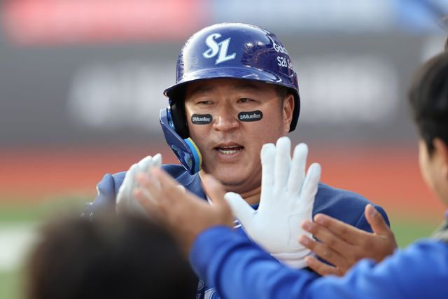 삼성 라이온즈 ㅂ테ㅔ랑 타자 최형우가 4일 수원 KT위즈파크에서 열린 2026 신한 SOL KBO리그 KT와의 팀 간 2차전에서 4회초 솔로 홈런을 기록했다. 사진 삼성 라이온즈