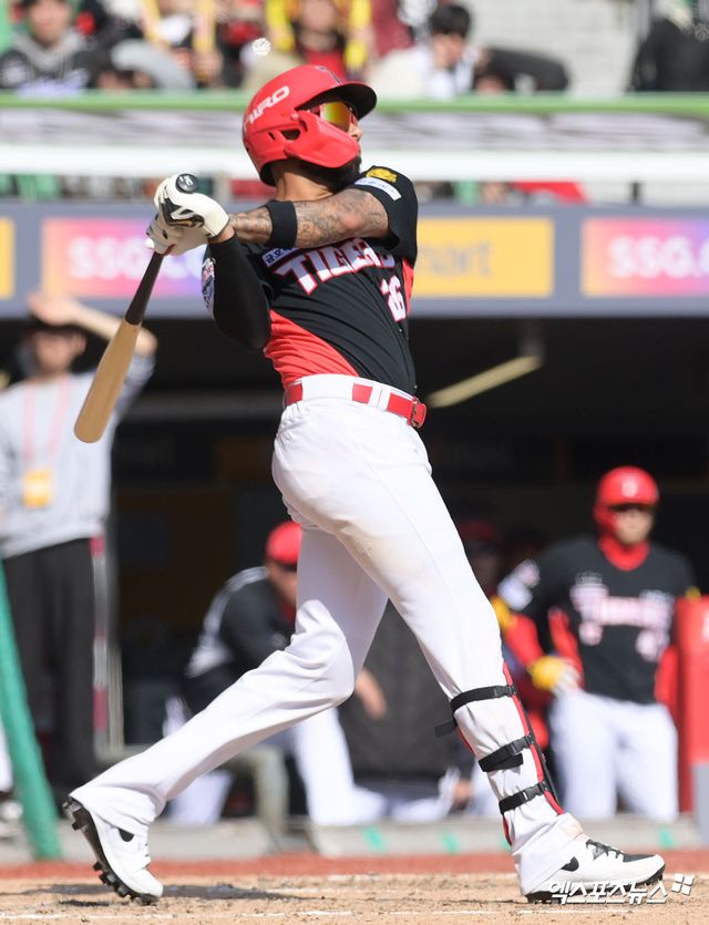 28일 오후 인천SSG랜더스필드에서 열린 '2026 신한 SOL Bank KBO리그' KIA 타이거즈와 SSG 랜더스의 경기, 5회초 KIA 카스트로가 안타를 날리고 있다. 엑스포츠뉴스 DB