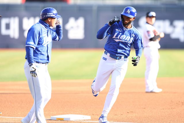 삼성 라이온즈 외국인 타자 르윈 디아즈(오른쪽)가 4일 수원 KT위즈파크에서 열린 2026 신한 SOL KBO리그 KT와의 팀 간 2차전에서 1회초 선제 2점 홈런을 기록한 뒤 기뻐하는 모습. 사진 삼성 라이온즈