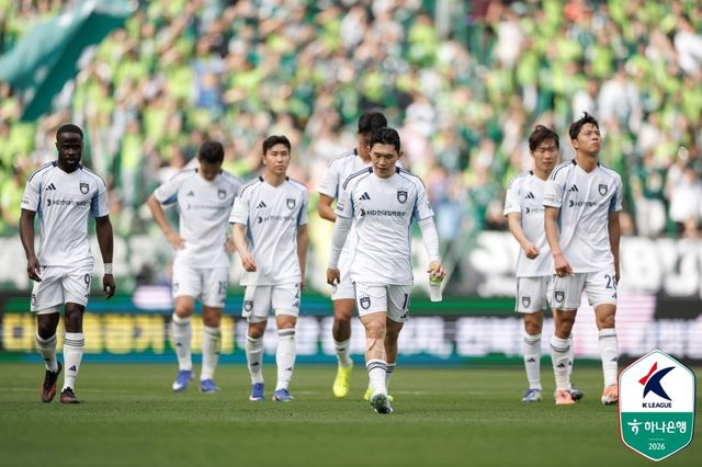 통산 100번째 '현대가 더비'의 주인공은 전북현대 공격수 이승우였다. 전북은 이승우의 환상 드리블 돌파에 이은 득점으로 라이벌 울산HD를 제압하고 리그 선두권 경쟁에 불을 지폈다. 정정용 감독이 이끄는 전북은 4일 전주월드컵경기장에서 열린 하나은행 K리그1 2026 6라운드 홈 경기에서 울산을 2-0으로 제압했다. 이로써 전북은 3연승과 함께 승점 11(3승2무1패)을 기록, 선두 FC서울(승점 12)을 승점 1점 차로 바짝 추격했다. 반면 울산은 개막 무패 행진이 끊기며 승점 10(3승1무1패)에 머물렀다. 한국프로축구연맹