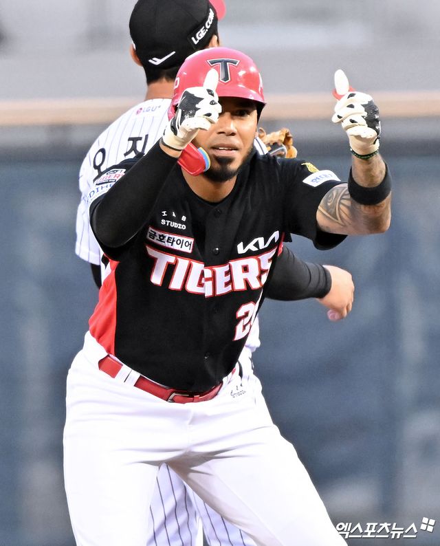 31일 오후 서울 송파구 잠실야구장에서 열린 '2026 신한 SOL Bank KBO리그' KIA 타이거즈와 LG 트윈스의 경기, 1회초 1사 KIA 카스트로가 2루타를 날리고 있다. 엑스포츠뉴스 DB