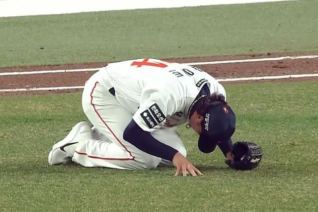 한화 이글스가 KBO리그 데뷔전에서 수비 도중 햄스트링 근육 파열로 6주 이상 장기 이탈한 외국인 투수 오웬 화이트 대신 잭 쿠싱을 6주 임시 대체 투수로 영입했다. 잭 쿠싱은 오는 5일 새벽 입국해 메디컬 테스트를 거친 뒤 팀에 합류할 예정이다. 이르면 다음 주말 등판 KBO리그 데뷔전이 예상된다. 한화 이글스