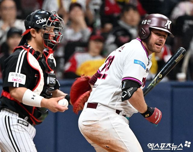 5일 오후 서울 구로구 고척스카이돔에서 열린 '2026 신한 SOL Bank KBO리그' LG 트윈스와 키움 히어로즈의 경기, 7회말 1사 1,2루 키움 브룩스가 루킹 삼진을 당한 후 아쉬워하고 있다. 고척, 김한준 기자