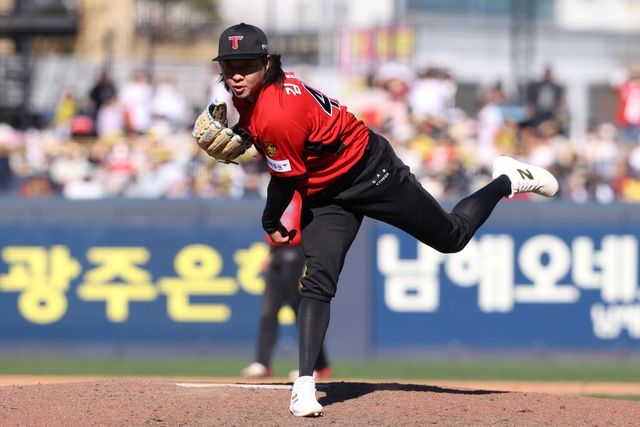 5일 오후 광주-KIA챔피언스필드에서 열린 '2026 신한 SOL KBO리그' NC 다이노스와 KIA 타이거즈의 경기, KIA가 선발 아담 올러의 7이닝 무실점 호투에 힘입어 3:0으로 승리했다. 김범수는 ⅓이닝 무피안타 무사사구 1탈삼진 무실점을 기록했다. KIA 타이거즈