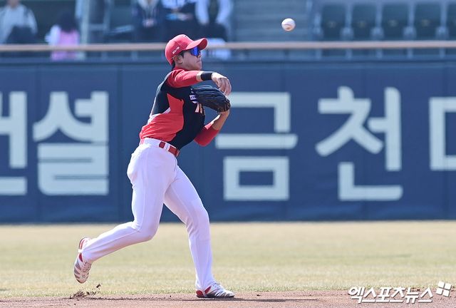 21일 오후 서울 송파구 잠실야구장에서 열린 '2026 신한 SOL Bank KBO리그 시범경기' KIA 타이거즈와 두산 베어스의 경기, 2회말 KIA 2루수 정현창이 두산 선두타자 양의지의 내야 땅볼 타구를 잡아 1루로 송구하고 있다. 엑스포츠뉴스 DB