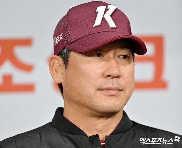  5일 오후 서울 구로구 고척스카이돔에서 열리는 '2026 신한 SOL Bank KBO리그' LG 트윈스와 키움 히어로즈의 경기, 경기 전 키움 설종진 감독이 취재진과 대화를 나누고 있다. 고척, 김한준 기자