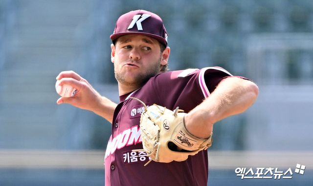 지난달 24일 오후 서울 송파구 잠실야구장에서 열린 '2026 신한 SOL Bank KBO리그' 키움 히어로즈와 LG 트윈스의 시범경기, 1회말 키움 와일스가 공을 힘차게 던지고 있다. 엑스포츠뉴스 DB