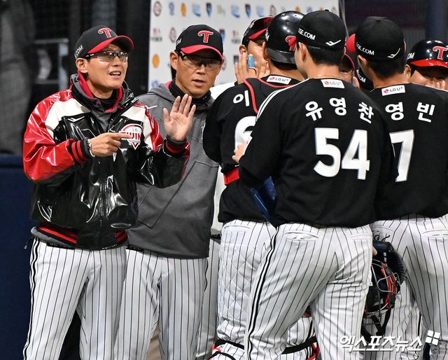 5일 오후 서울 구로구 고척스카이돔에서 열린 '2026 신한 SOL Bank KBO리그' LG 트윈스와 키움 히어로즈의 경기, LG가 선발 전원 안타를 기록하며 키움에 6:5로 승리했다. 이날 경기에서 승리한 LG 염경엽 감독이 선수들과 하이파이브를 하고 있다. 고척, 김한준 기자