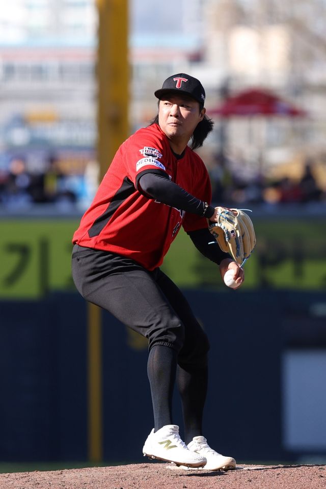 5일 오후 광주-KIA챔피언스필드에서 열린 '2026 신한 SOL KBO리그' NC 다이노스와 KIA 타이거즈의 경기, KIA가 선발 아담 올러의 7이닝 무실점 호투에 힘입어 3:0으로 승리했다. 김범수는 ⅓이닝 무피안타 무사사구 1탈삼진 무실점을 기록했다. KIA 타이거즈