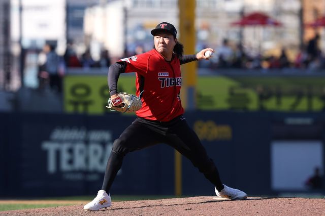 5일 오후 광주-KIA챔피언스필드에서 열린 '2026 신한 SOL KBO리그' NC 다이노스와 KIA 타이거즈의 경기, KIA가 선발 아담 올러의 7이닝 무실점 호투에 힘입어 3:0으로 승리했다. 김범수는 ⅓이닝 무피안타 무사사구 1탈삼진 무실점을 기록했다. KIA 타이거즈