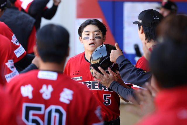 5일 오후 광주-KIA챔피언스필드에서 열린 '2026 신한 SOL KBO리그' NC 다이노스와 KIA 타이거즈의 경기, 4회말 1사 1, 3루 KIA 김도영이 득점 이후 동료들과 기쁨을 나누고 있다. KIA 타이거즈