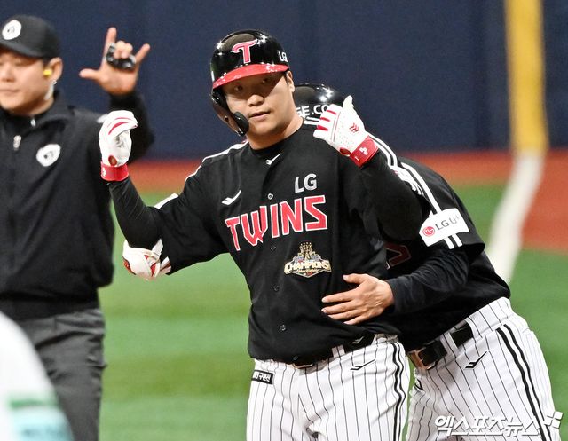 5일 오후 서울 구로구 고척스카이돔에서 열린 '2026 신한 SOL Bank KBO리그' LG 트윈스와 키움 히어로즈의 경기, 1회초 1사 1,2루 LG 문보경이 1타점 적시타를 날리고 있다. 고척, 김한준 기자