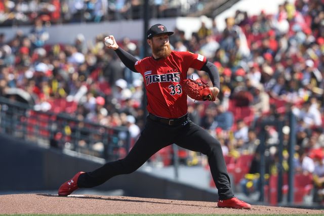 5일 오후 광주-KIA챔피언스필드에서 열린 '2026 신한 SOL KBO리그' NC 다이노스와 KIA 타이거즈의 경기, KIA 선발 아담 올러가 공을 힘차게 던지고 있다. KIA 타이거즈
