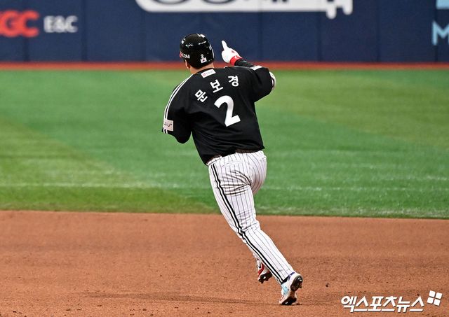 5일 오후 서울 구로구 고척스카이돔에서 열린 '2026 신한 SOL Bank KBO리그' LG 트윈스와 키움 히어로즈의 경기, 9회초 LG 문보경이 솔로 홈런을 날린 후 기뻐하고 있다. 고척, 김한준 기자
