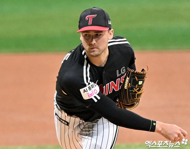 5일 오후 서울 구로구 고척스카이돔에서 열린 '2026 신한 SOL Bank KBO리그' LG 트윈스와 키움 히어로즈의 경기, 1회말 LG 선발투수 톨허스트가 공을 힘차게 던지고 있다. 고척, 김한준 기자