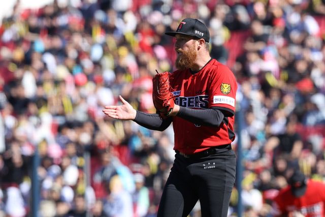 5일 오후 광주-KIA챔피언스필드에서 열린 '2026 신한 SOL KBO리그' NC 다이노스와 KIA 타이거즈의 경기, KIA 선발 아담 올러가 동료들에게 박수를 보내고 있다. KIA 타이거즈