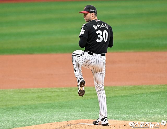 5일 오후 서울 구로구 고척스카이돔에서 열린 '2026 신한 SOL Bank KBO리그' LG 트윈스와 키움 히어로즈의 경기, 1회말 LG 선발투수 톨허스트가 공을 힘차게 던지고 있다. 고척, 김한준 기자