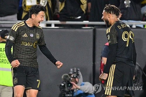 LAFC는 5일(한국시간) 미국 캘리포니아주 로스앤젤레스에 위치한 BMO 스타디움에서 열린 올랜도 시티와의 2026시즌 미국 메이저리그사커(MLS) 6라운드 홈 경기에서 6-0 대승을 거뒀다. 이날 대한민국 축구스타 손흥민은 선발로 나와 전반전에만 무려 4개의 도움을 올리며 팀의 대승을 이끌었다. 또한 자책골도 유도해 이날 LAFC의 6골 5골에 관여했다. 손흥민이 4도움을 올리며 맹활햑하자 LAFC를 이끄는 마크 도스 산토스 감독은 감탄을 금하지 못했다. 연합뉴스