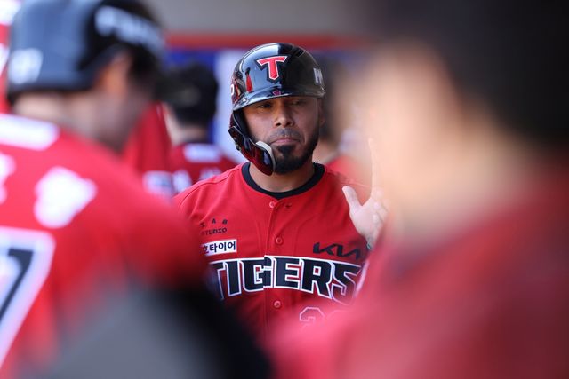 5일 오후 광주-KIA챔피언스필드에서 열린 '2026 신한 SOL KBO리그' NC 다이노스와 KIA 타이거즈의 경기, 2회말 1사 만루 KIA 해럴드 카스트로가 득점 이후 동료들과 기쁨을 나누고 있다. KIA 타이거즈