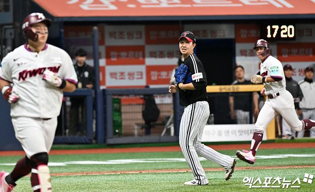 5일 오후 서울 구로구 고척스카이돔에서 열린 '2026 신한 SOL Bank KBO리그' LG 트윈스와 키움 히어로즈의 경기, LG가 선발 전원 안타를 기록하며 키움에 6:5로 승리했다. 이날 경기에서 승리한 LG 선수들이 기뻐하고 있다. 고척, 김한준 기자