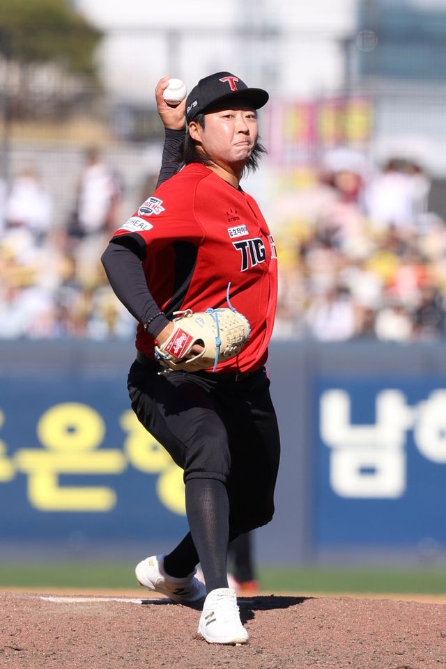 5일 오후 광주-KIA챔피언스필드에서 열린 '2026 신한 SOL KBO리그' NC 다이노스와 KIA 타이거즈의 경기, KIA가 선발 아담 올러의 7이닝 무실점 호투에 힘입어 3:0으로 승리했다. 김범수는 ⅓이닝 무피안타 무사사구 1탈삼진 무실점을 기록했다. KIA 타이거즈