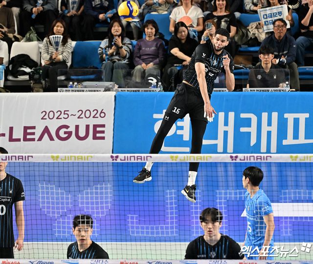 남자 프로배구 현대캐피탈의 외국인 선수 레오가 6일 천안 유관순체육관에서 열린 진에어 2025-2026 V리그 남자부 챔피언 결정전(5전 3승제, 대한항공 2승) 3차전에서 양 팀 최다 득점을 기록, 팀 승리를 이끌었다. 사진 김한준 기자