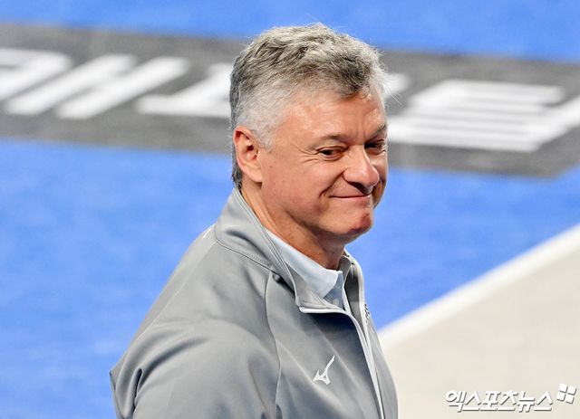 헤난 달 조토 감독이 이끄는 대한항공이 6일 천안 유관순 체육관에서 열린 진에어 2025-2026 V리그 남자부 챔피언 결정전(5전 3승제, 대한항공 2승) 3차전에서 현대캐피탈에&nbsp;세트 스코어 0-3으로 패배, 우승 도전이 오는 8일 4차전까지 이어지게 됐다. 사진 김한준 기자