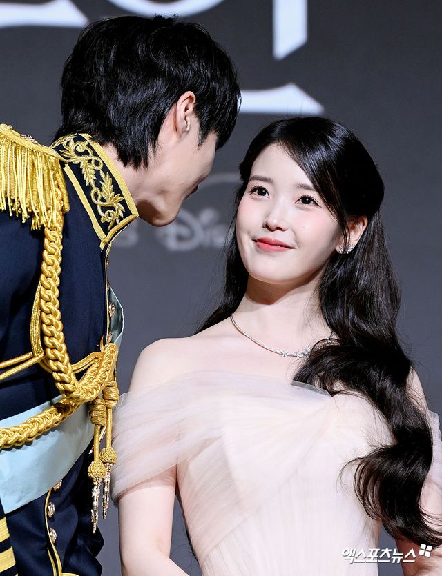 속닥속닥 비밀스럽게 귀엣말