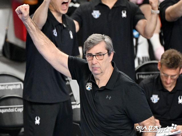 필립 블랑 감독이 이끄는 현대캐피탈이 6일 천안 유관순체육관에서 열린 진에어 2025-2026 V리그 남자부 챔피언 결정전(5전 3승제, 대한항공 2승) 3차전에서 대한항공을 꺾고 승부를 오는 8일 같은 장소에서 열리는 4차전까지 이어가게 됐다. 사진 김한준 기자