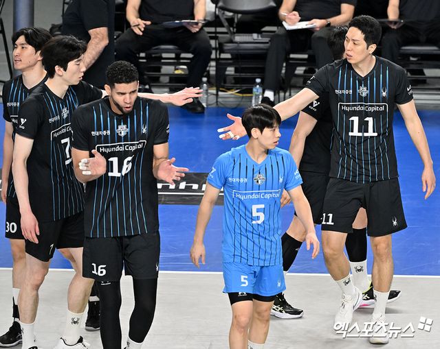 필립 블랑 감독이 이끄는 현대캐피탈이 6일 천안 유관순체육관에서 열린 진에어 2025-2026 V리그 남자부 챔피언 결정전(5전 3승제, 대한항공 2승) 3차전에서 대한항공을 꺾고 승부를 오는 8일 같은 장소에서 열리는 4차전까지 이어가게 됐다. 사진 김한준 기자