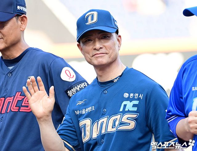 11일 오후 대전한화생명볼파크에서 열린 '2025 신한 SOL Bank KBO 퓨처스 올스타전' 남부리그와 북부리그의 경기에 앞서 NC 공필성 퓨처스 감독이 그라운드에 도열해 있다. 엑스포츠뉴스 DB