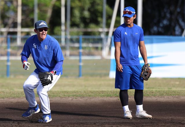 지난 2월 일본 오키나와 스프링캠프 기간 양우현의 수비를 지도 중인 손주인(왼쪽) 삼성 라이온즈 수비코치. 사진 삼성 라이온즈