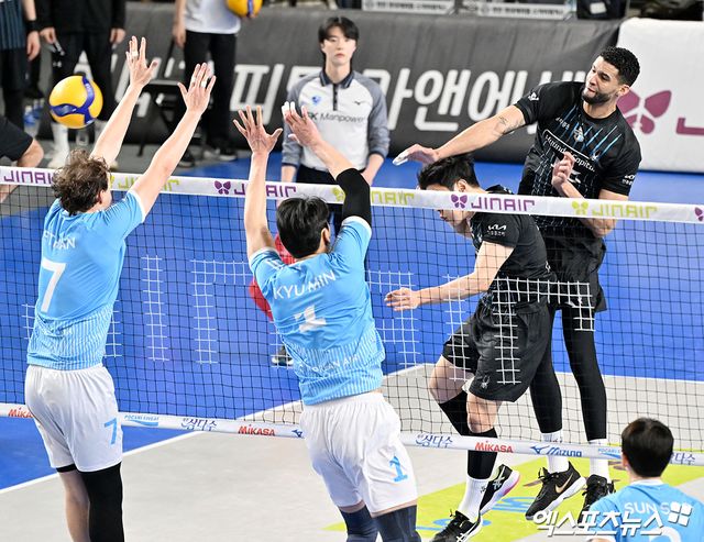 남자 프로배구 현대캐피탈의 외국인 선수 레오가 6일 천안 유관순체육관에서 열린 진에어 2025-2026 V리그 남자부 챔피언 결정전(5전 3승제, 대한항공 2승) 3차전에서 양 팀 최다 득점을 기록, 팀 승리를 이끌었다. 사진 김한준 기자