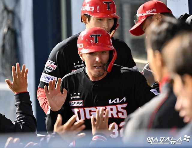 31일 오후 서울 송파구 잠실야구장에서 열린 '2026 신한 SOL Bank KBO리그' KIA 타이거즈와 LG 트윈스의 경기, 2회초 2사 1,3루 KIA 데일이 카스트로의 2타점 2루타때 득점에 성공하고 있다. 엑스포츠뉴스 DB