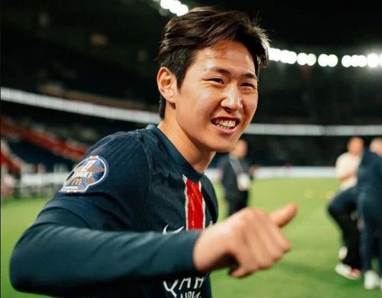 파리 생제르맹(PSG) 이강인이 앙투안 그리즈만의 후계자로 낙점되며 아틀레티코 마드리드 이적 가능성이 더욱 높아지고 있다. 다만 루이스 엔리케 감독은 여전히 이강인 '판매 불가'를 외치고 있다. 유럽 축구 이적시장 전문가 로마노는 최근 자신의 유튜브 채널을 통해 이강인의 아틀레티코 마드리드행 가능성을 직접 언급하며 현재 이강인이 매우 특별한 상황에 놓여 있다고 밝혔다. 로마노는 이적이나 계약이 확정적일 때 'Here we go'를 사용하는 것으로 잘 알려져 있다. 연합뉴스