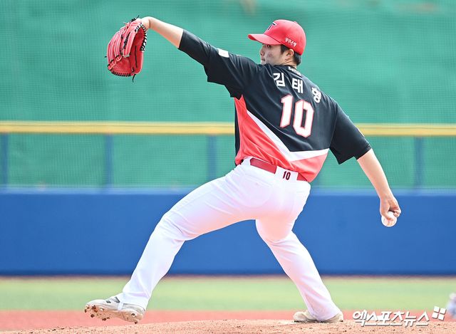 24일 일본 오키나와 카데나 구장에서 열린 KIA 타이거즈와 WBC 대표팀의 연습경기, 1말 KIA 선발투수 김태형이 공을 힘차게 던지고 있다. 엑스포츠뉴스 DB