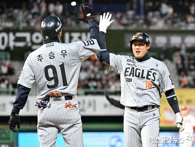 7일 오후 인천SSG랜더스필드에서 열린 '2026 신한 SOL Bank KBO리그' 한화 이글스와 SSG 랜더스의 경기, 3회초 2사 만루 한화 하주석이 2타점 적시타를 날리고 있다. 인천, 김한준 기자